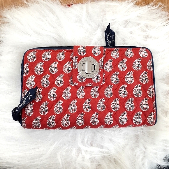 Vera Bradley Handbags - 🍃 Vera Bradley wallet organizer